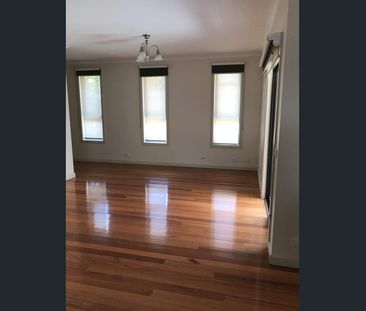 Walk to Glen Waverley Station/Shops - Glen Waverley Secondary Zone.... - Photo 2