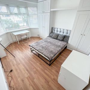 1 bedroom in a house share to rent - Photo 2