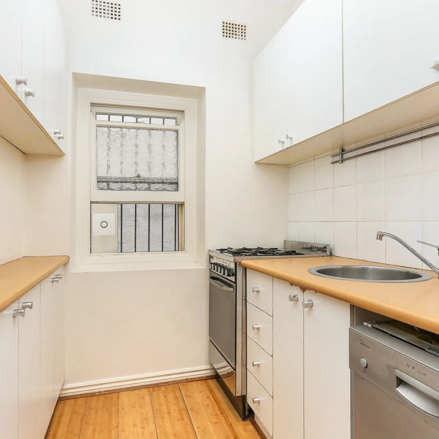 Boutique 1 bedroom apartment with shared courtyard. - Photo 1