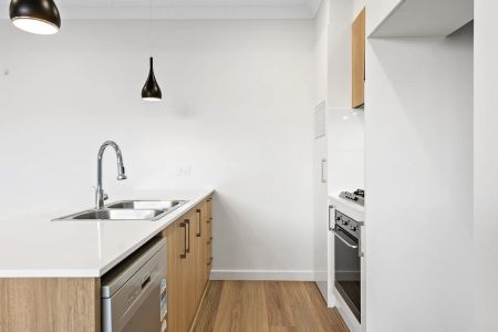 Contemporary three bedroom home in popular locale - Photo 4
