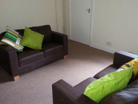 4 Bedroom Terraced To Rent in Nottingham - Photo 2