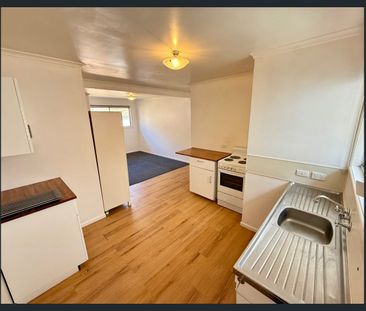 Neat & Tidy Two Bedroom Unit in Prime Burleigh Heads Location - Photo 5