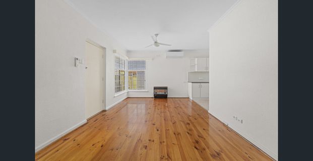 Freshly painted beachside unit with rear yard & 3rd room! - Photo 1