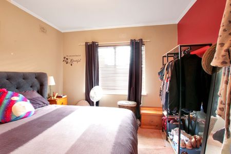 Cosy, Lovely Partly-Furnished Unit! - Photo 2