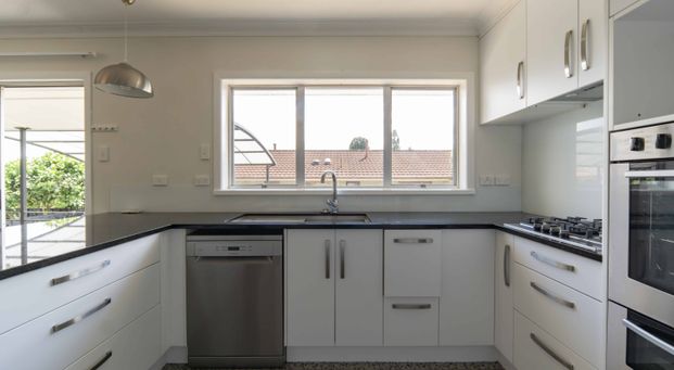 Beautifully Presented Home in Chartwell - Photo 1