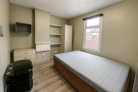 1 bedroom in a house share to rent - Photo 2