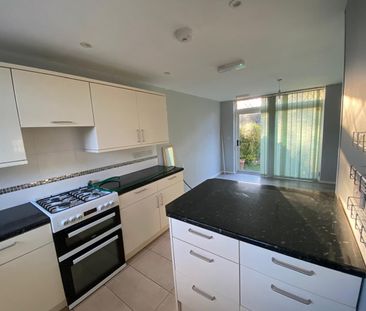 5 Bed Semi-Detached House, Somerby Road, IG11 - Photo 3
