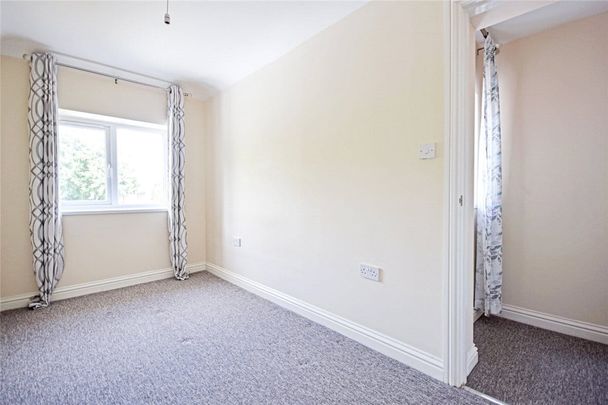 A well presented 2 bedroom apartment in Chesterton conveniently located for the City Centre and Science Park. Driveway parking. Unfurnished. - Photo 1