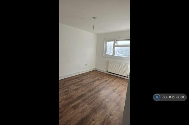 4 bedroom end of terrace house to rent - Photo 1