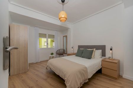 Beautiful apartment at Calle Salvador Almenar - Photo 5