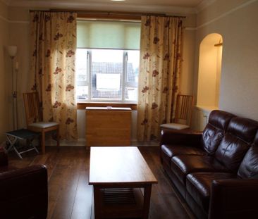 2 bed flat for rent in Priestfield - Photo 2
