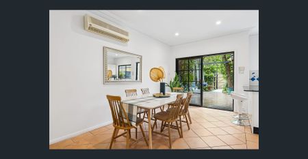 Stylish 3 Bedroom Family Home Plus Converted Attic - Photo 4