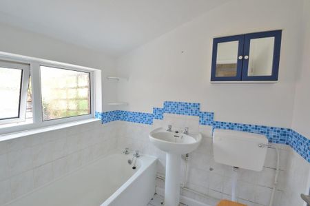 2 bedroom semi-detached house to rent - Photo 5