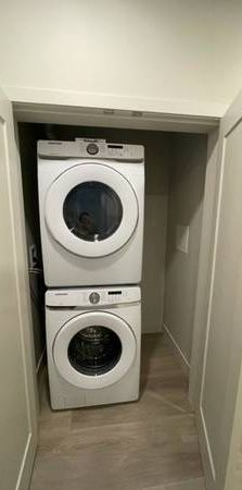 Modern Junior 2BR/2BA/In suite laundry/Soaker tub/Close to Skytrain - Photo 1