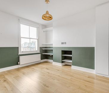 3 bedroom flat in London - Photo 2