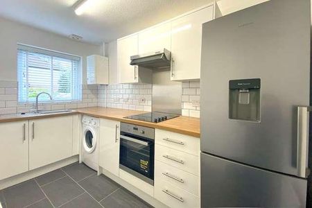 Walnut Tree - Modern Bedroom Home With Parking, MK7 - Photo 4