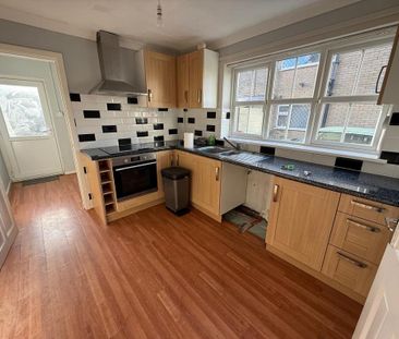 3 bedroom semi-detached house to rent - Photo 5