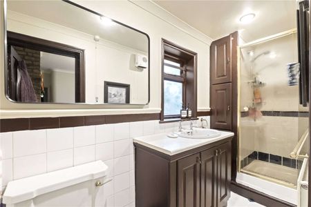 A spacious four-bedroom family home with a large and bright garden in an excellent location. - Photo 4