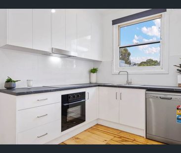 Updated 3 Bedroom Duplex in Elizabeth Grove - Photo 4