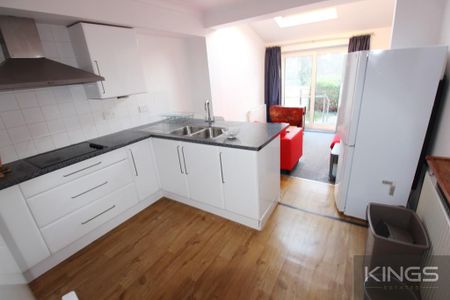6 bedroom semi-detached house to rent - Photo 4