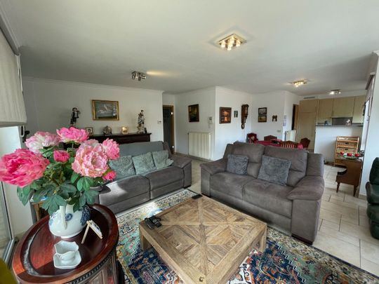 Ruim zonnig appartement met drie slaapkamers, twee badkamers en terras in een gebouw op de Markt. - Photo 1