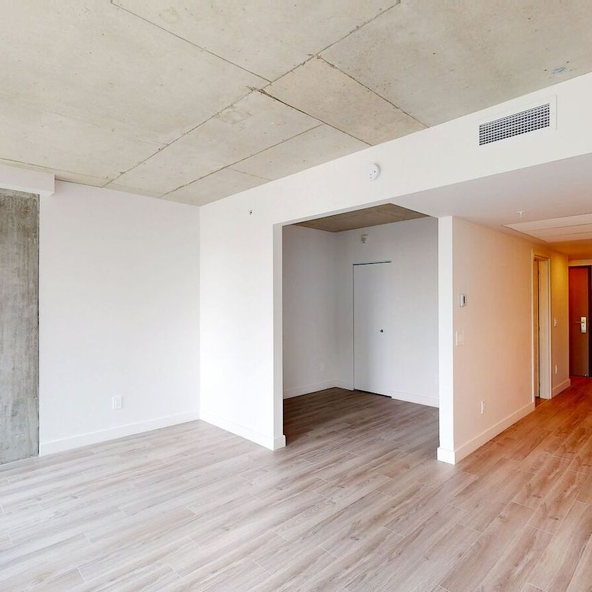 From bold architecture to sweeping skyline views, Skyla is where downtown Montréal living reaches its peak — in style - Photo 1