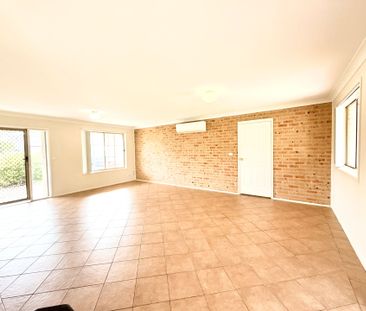 Neat and tidy 3 bedroom home with Split system air conditioning! - Photo 1