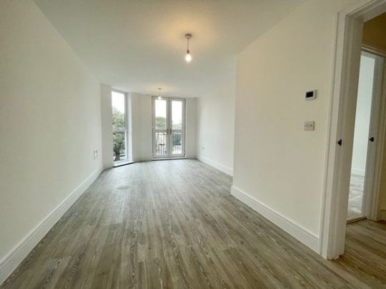 WestCliff Road, Bournemouth - Photo 1