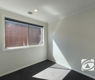 FAMILY HOME IN IN THE COLLEGE GREEN ESTATE! - Photo 1