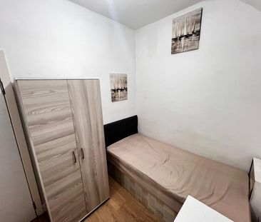 Room in a Shared House, Village Way, NW10 - Photo 3