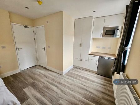 1 bedroom in a house share to rent - Photo 3