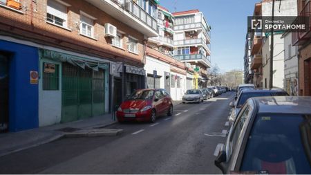 madrid, Community of Madrid 28032 - Photo 2