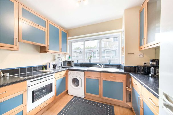 Charming top floor 2 bedroom apartment in a discreet location close to St. James Park. The property is fully furnished and is available between Sept '24 to May '25 only. - Photo 1