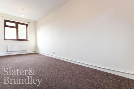 4 bedroom end of terrace house to rent - Photo 5