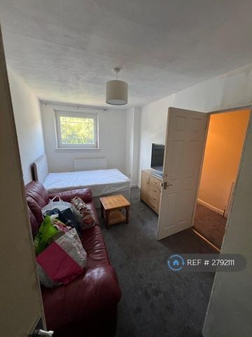 1 bedroom in a house share to rent - Photo 2