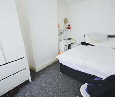 *One room available now* 3 bedroom house - Photo 4