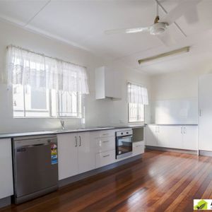 Spacious Home - Prime Location in Carina Heights - Photo 2