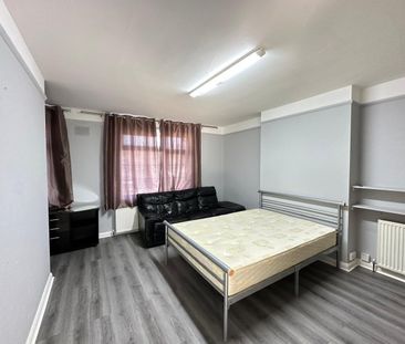 The Fairway, London, NW7 - Photo 2