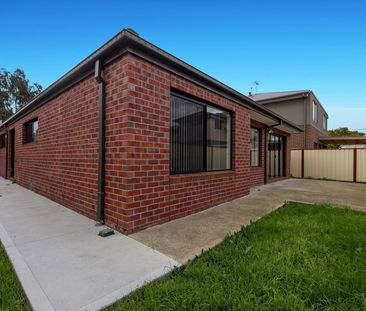 Family Perfection: Stunning 4-Bedroom Home in Sunshine West! - Photo 3