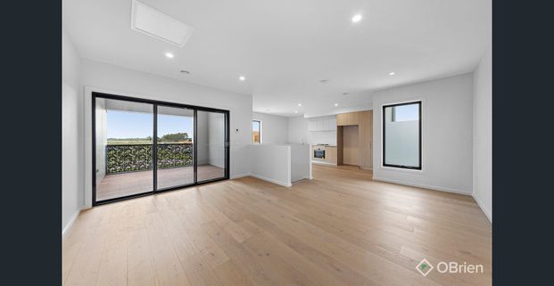 COSMOPOLITAN LIVING - Photo 1