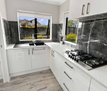 Four bedroom + Utility Room! - Photo 4