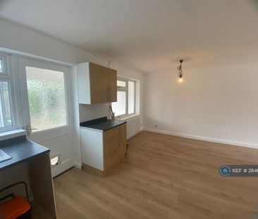 3 bedroom semi-detached house to rent - Photo 6