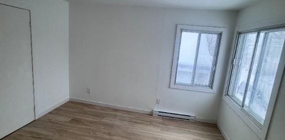 Superbe 3 1/2 Style Loft à Rivière-des-Prairies - 2 ÉTAGE - Photo 2