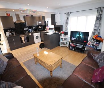 5 Bed Semi-Detached House, Sirdar Road, SO17 - Photo 5