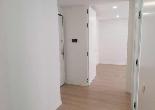 Fantástico Apartamento T2 para Arrendamento na Amadora