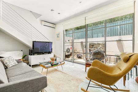 Townhouse style one bedroom apartment - Photo 5