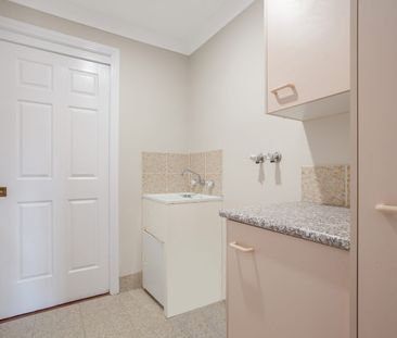 Lovely Updated Villa - Photo 6