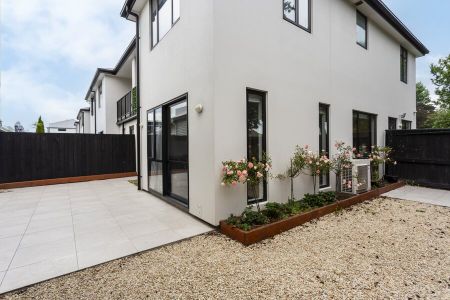 Lovely 3-bedroom townhouse! - Photo 2