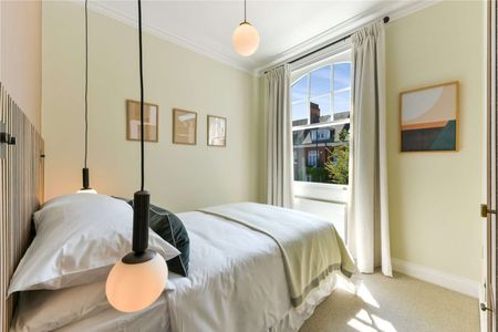 A recently refurbished two bedroom apartment with a private roof terrace and plenty of natural light located on Albert Bridge Road. - Photo 5