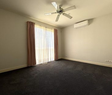 SINGLE LEVEL LIVING POSITIONED PERFECTLY - Photo 4